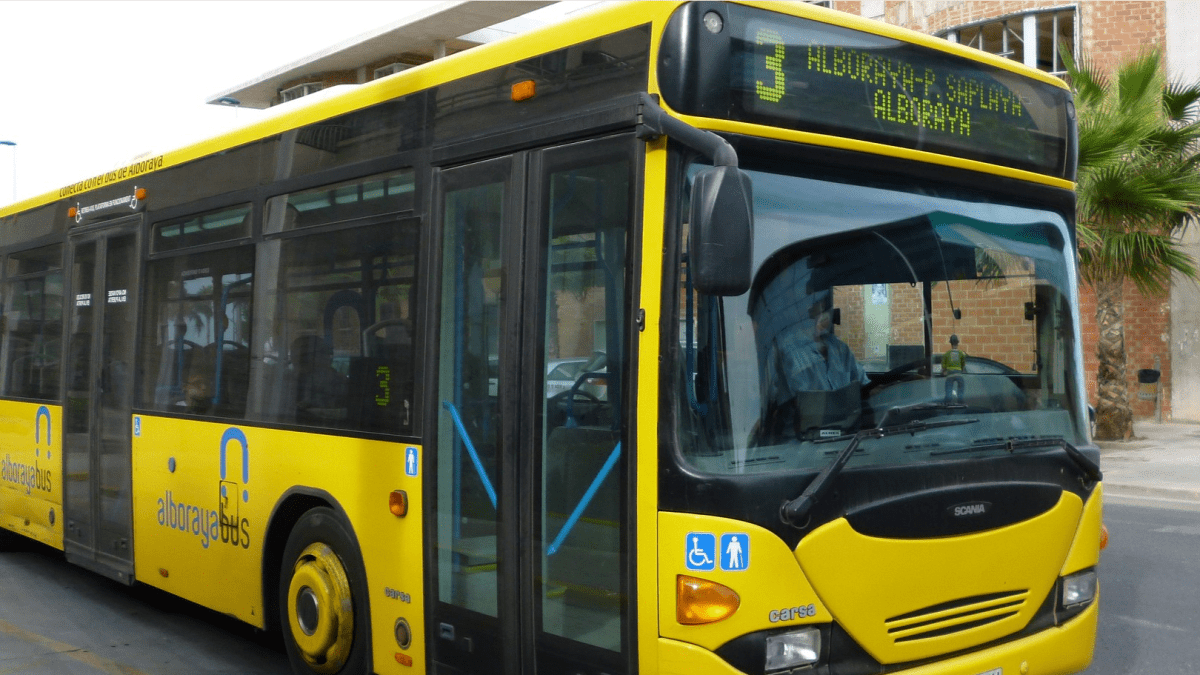 El Ayuntamiento de Tavernes Blanques se opone al traslado unilateral de una parada de autobús y defiende los derechos de sus usuarios