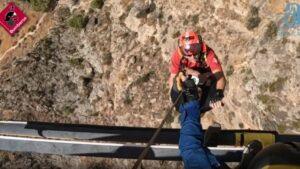 Rescate en helicóptero de dos jóvenes deshidratados en la ruta del Pico del Águila en Orihuela