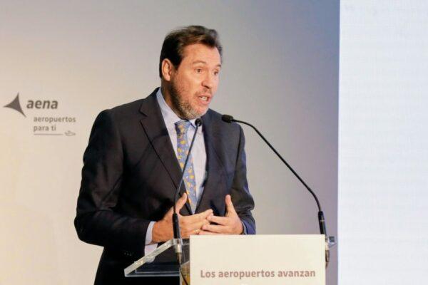 Puente critica la falta de sentido de la segunda pista del aeropuerto de Alicante y destaca la urgente necesidad de ampliar Barajas