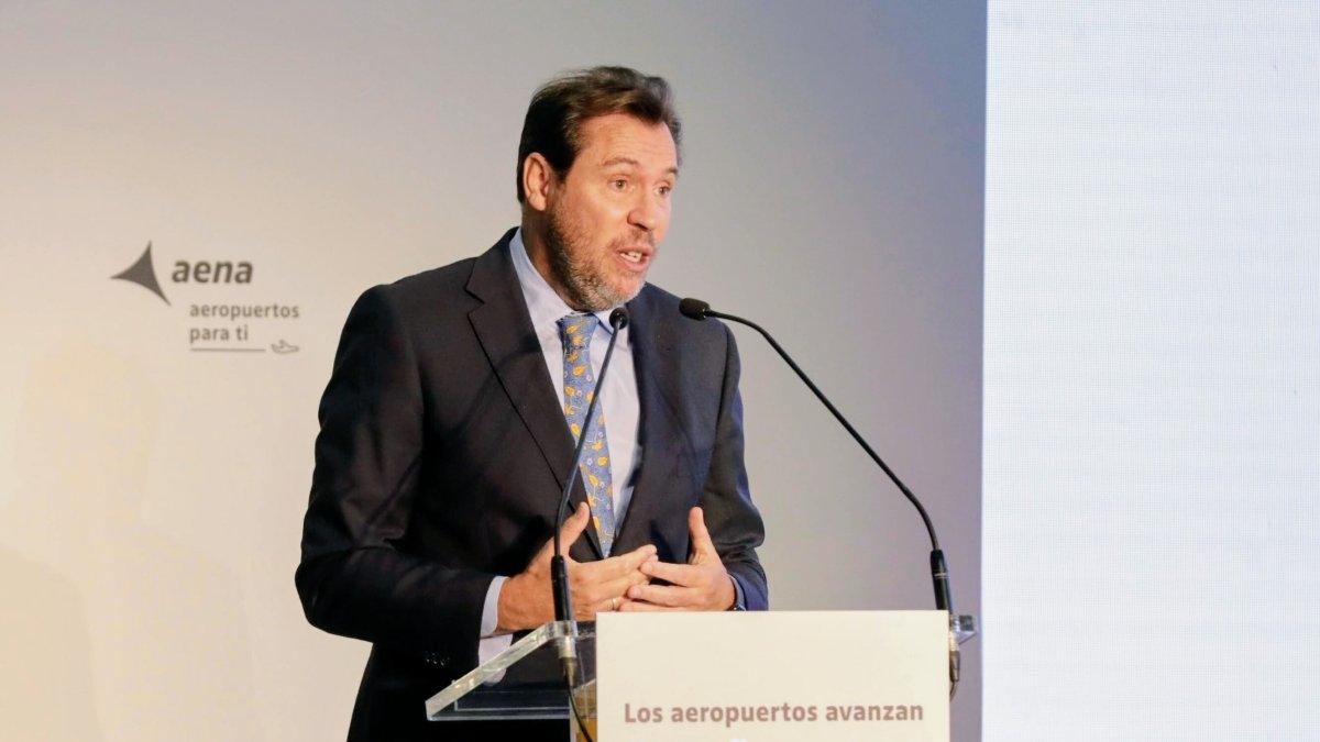 Puente critica la falta de sentido de la segunda pista del aeropuerto de Alicante y destaca la urgente necesidad de ampliar Barajas