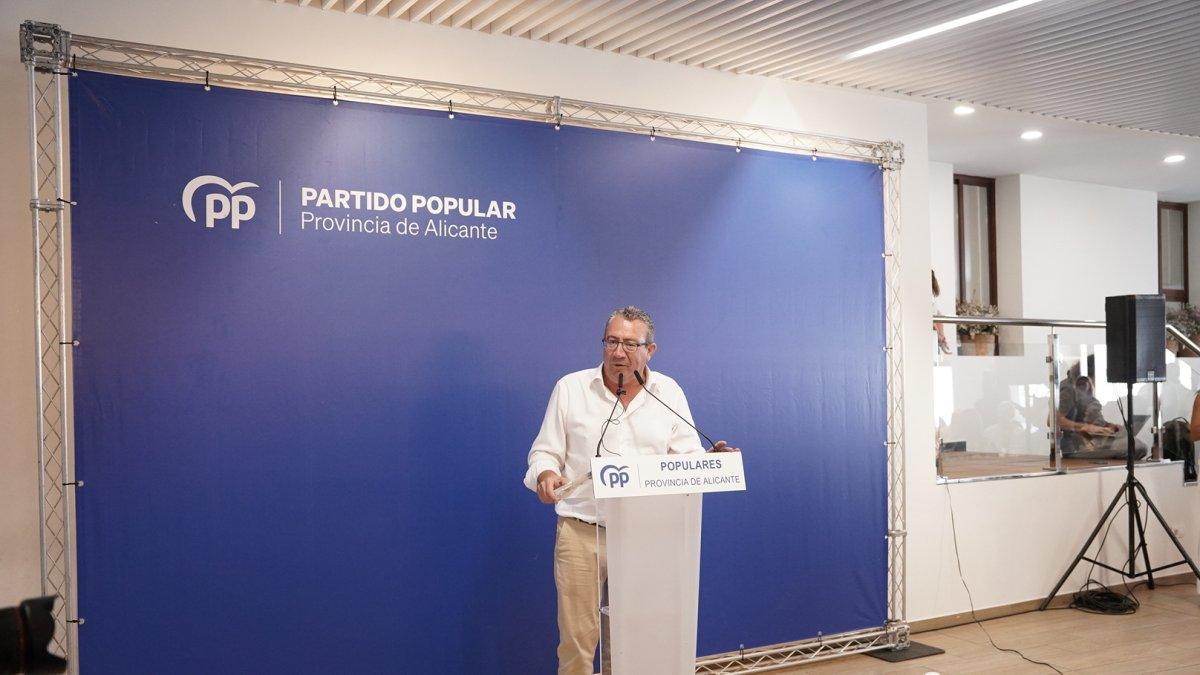 Toni Pérez critica a Puente por la segunda pista del aeropuerto de Alicante y denuncia el abandono del Gobierno hacia la provincia