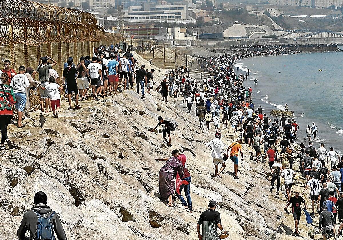 Aumento del 191% en la llegada de migrantes a Ceuta, sin incluir las 80.000 personas que cruzaron en julio