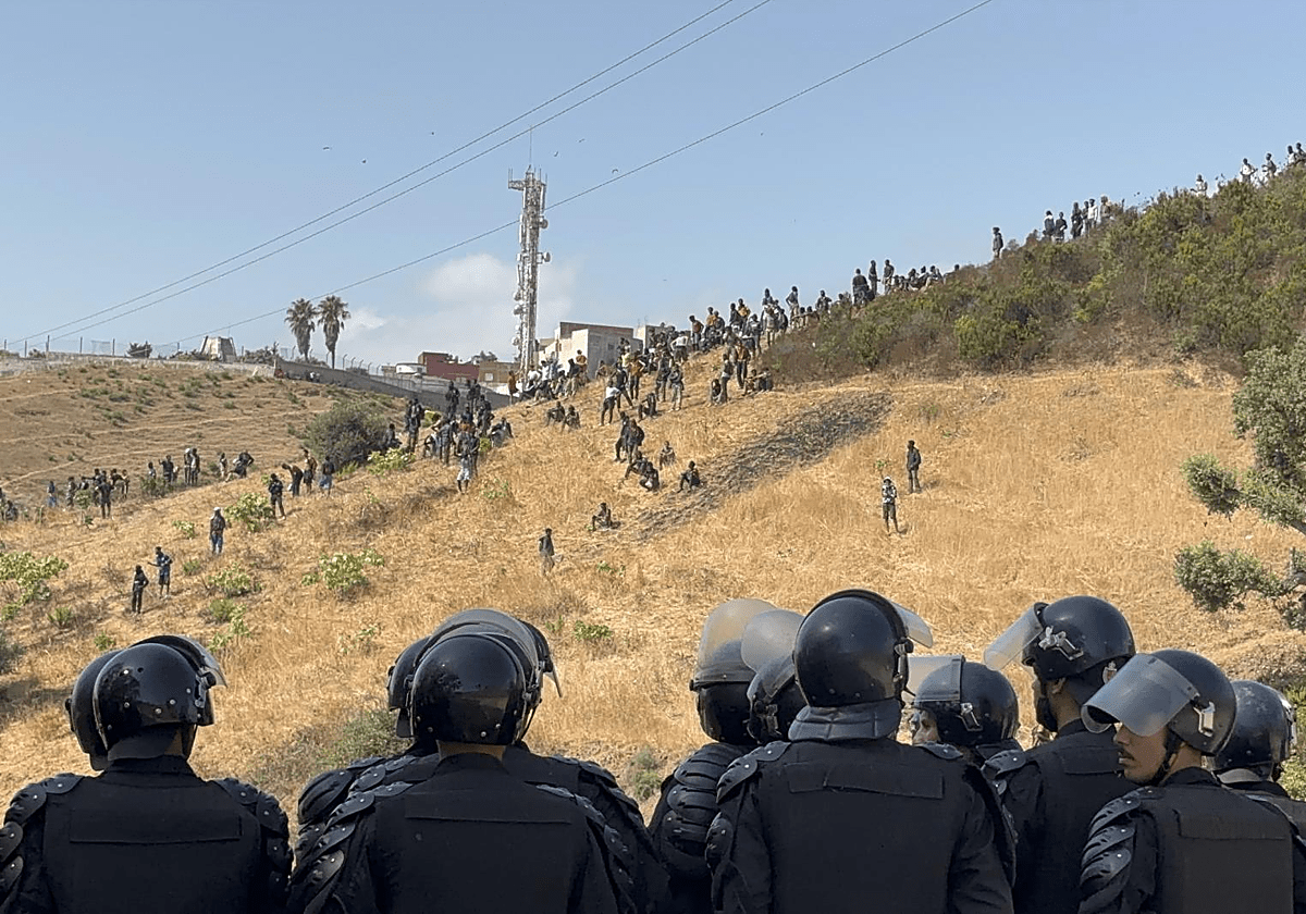 Marruecos utiliza gases lacrimógenos y fuerzas de seguridad para detener la llegada de migrantes subsaharianos a Ceuta