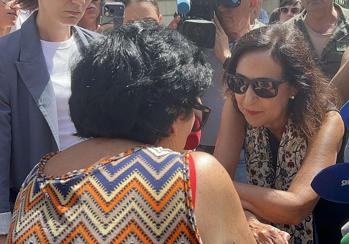 La ministra de Defensa apoya a una vecina de Ceuta aterrorizada tras la avalancha: «Esta noche he cogido un cuchillo»