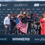 José Díez celebra el éxito de SailGP en València y premia al equipo ganador con el trofeo