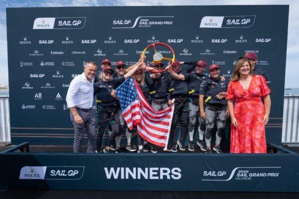 José Díez celebra el éxito de SailGP en València y premia al equipo ganador con el trofeo