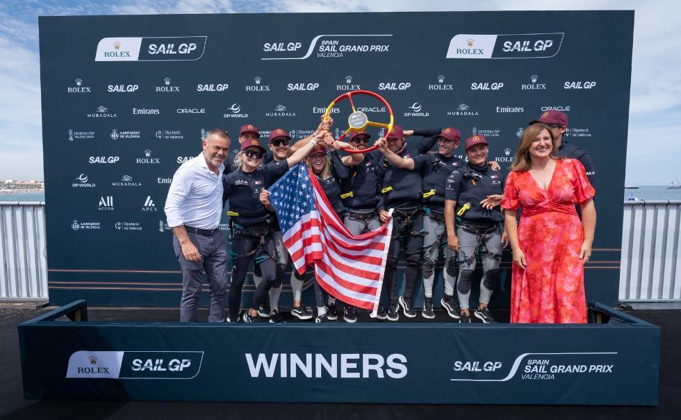 José Díez celebra el éxito de SailGP en València y premia al equipo ganador con el trofeo