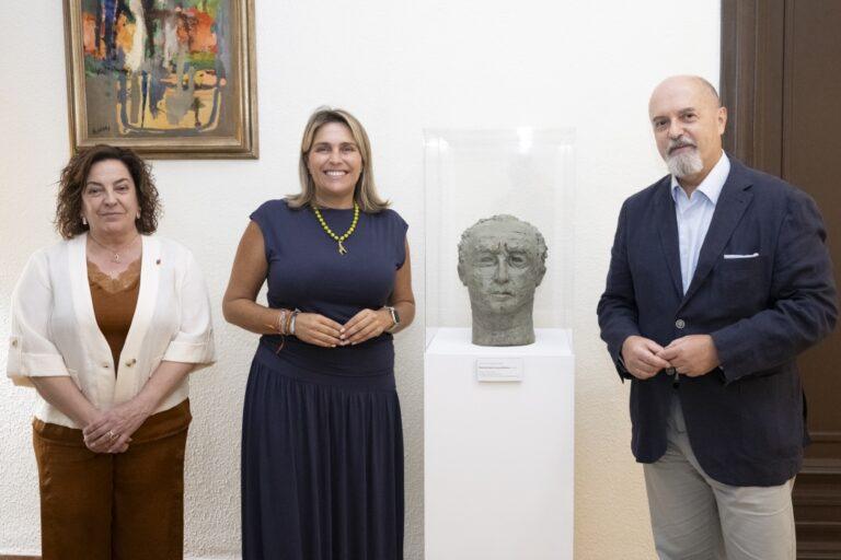 La Diputación presenta el impresionante busto de Federico García Moliner, obra de su esposa Carmen Gil Fernández