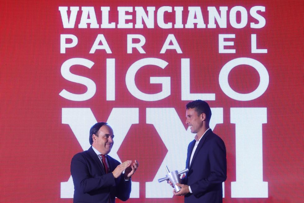 Roberto Bautista recibe el Premio Valenciano del Siglo XXI de Pérez Llorca en reconocimiento a su trayectoria deportiva