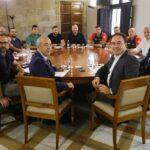 Pérez Llorca firma un acuerdo histórico de 15,4 millones de euros para aumentar salarios y reforzar la plantilla de bomberos forestales