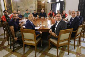 Pérez Llorca firma un acuerdo histórico de 15,4 millones de euros para aumentar salarios y reforzar la plantilla de bomberos forestales