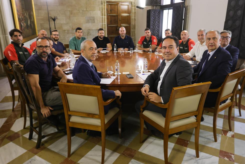 Pérez Llorca firma un acuerdo histórico de 15,4 millones de euros para aumentar salarios y reforzar la plantilla de bomberos forestales