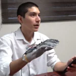 Estudiantes mexicanos crean guantes inteligentes que traducen la lengua de signos en tiempo real