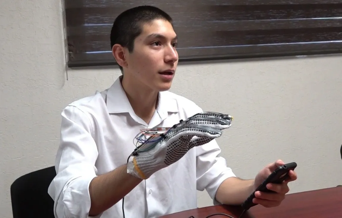Estudiantes mexicanos crean guantes inteligentes que traducen la lengua de signos en tiempo real
