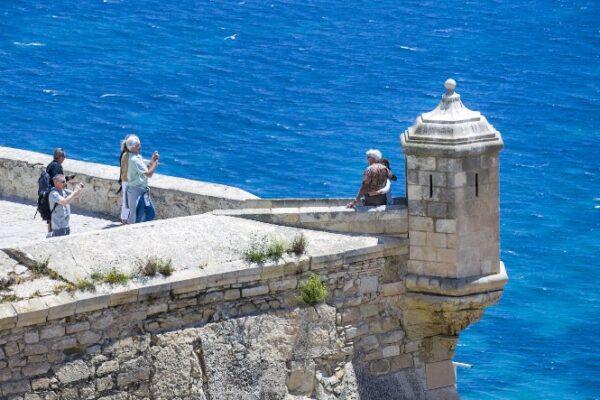 El Castillo de Santa Bárbara experimenta un aumento del 27% en visitas y apunta a superar el millón de turistas