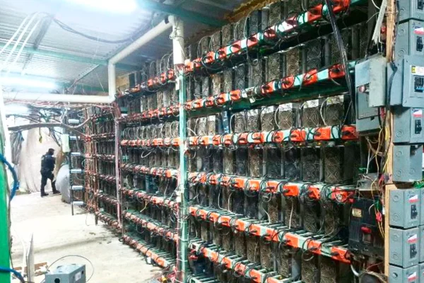 Descubren granja ilegal de criptomonedas en Puebla: conexiones entre robo de electricidad y blanqueo de capitales