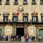 Alicante rinde homenaje en silencio a la víctima de feminicidio en Benidorm