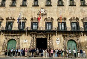 Alicante rinde homenaje en silencio a la víctima de feminicidio en Benidorm