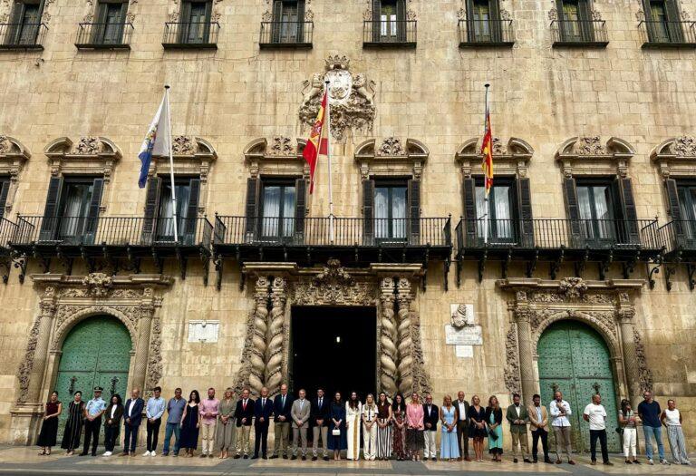 Alicante rinde homenaje en silencio a la víctima de feminicidio en Benidorm