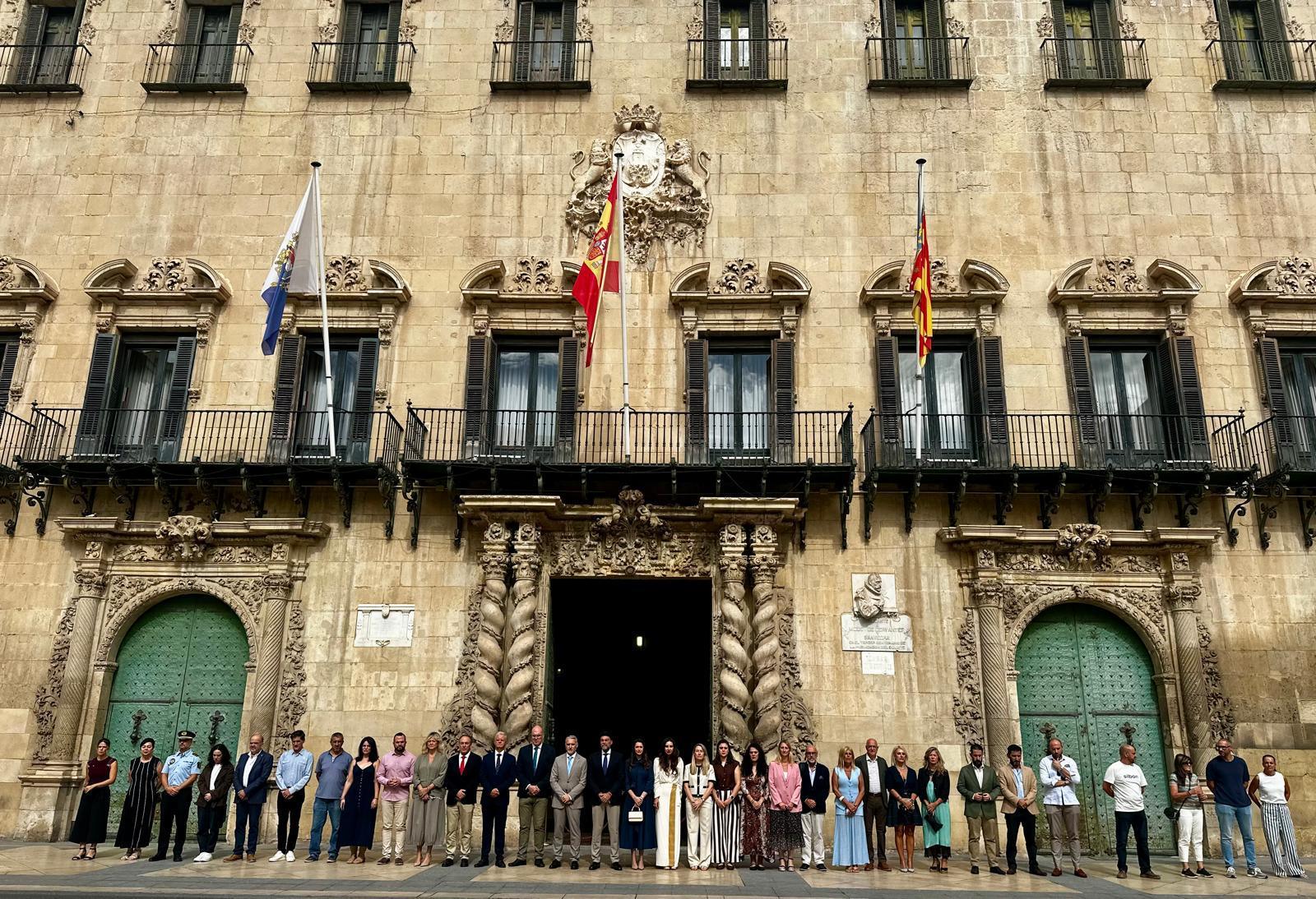 Alicante rinde homenaje en silencio a la víctima de feminicidio en Benidorm