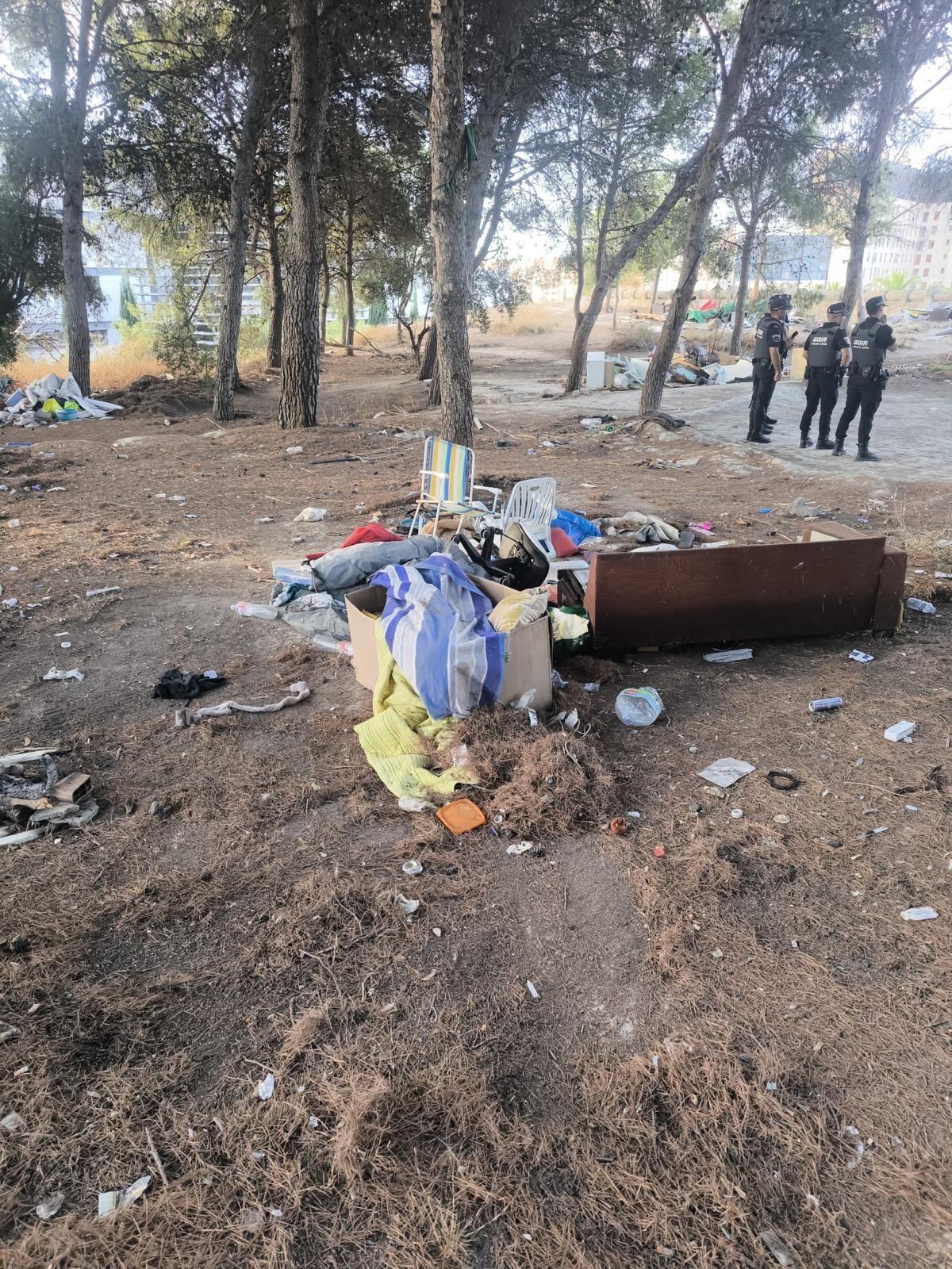 Alicante avanza en la erradicación de asentamientos ilegales: desmantelado un campamento en La Torreta
