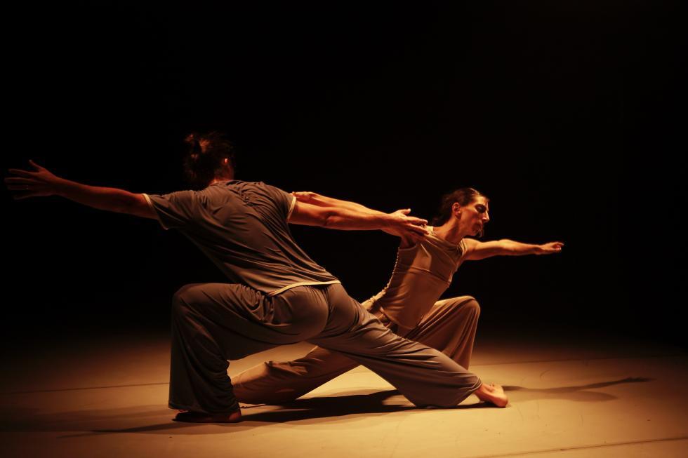 El Teatre Arniches presenta ‘Afines’: un espectáculo de danza de Marcat Dance que explora la conexión entre dos cuerpos