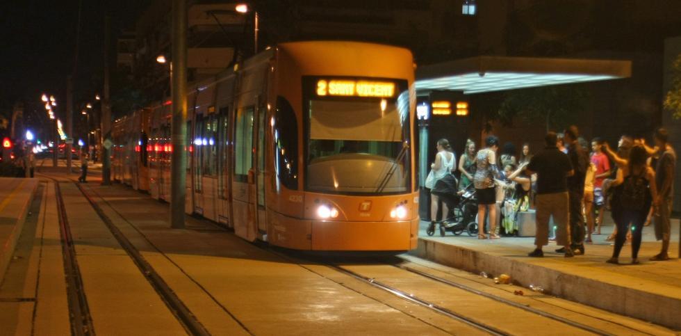 Tram d'Alacant lanza servicio nocturno especial hasta las 3 horas del sábado