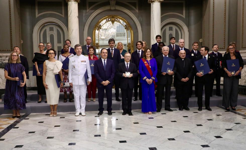 Pérez Llorca participa en la ceremonia de entrega de honores y distinciones de València