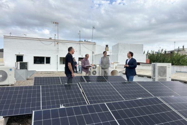 Castellón avanza en eficiencia energética con placas fotovoltaicas en 60 municipios gracias a la Diputación