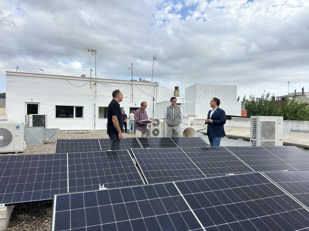 Castellón avanza en eficiencia energética con placas fotovoltaicas en 60 municipios gracias a la Diputación