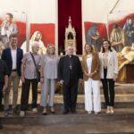 Marta Barrachina presencia la instalación del lienzo de Traver Calzada en la concatedral de Castellón
