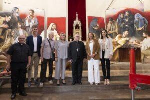Marta Barrachina presencia la instalación del lienzo de Traver Calzada en la concatedral de Castellón