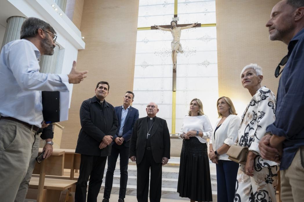 Marta Barrachina revisa los últimos detalles de la iglesia de San Juan Pablo II en Benicàssim antes de su consagración