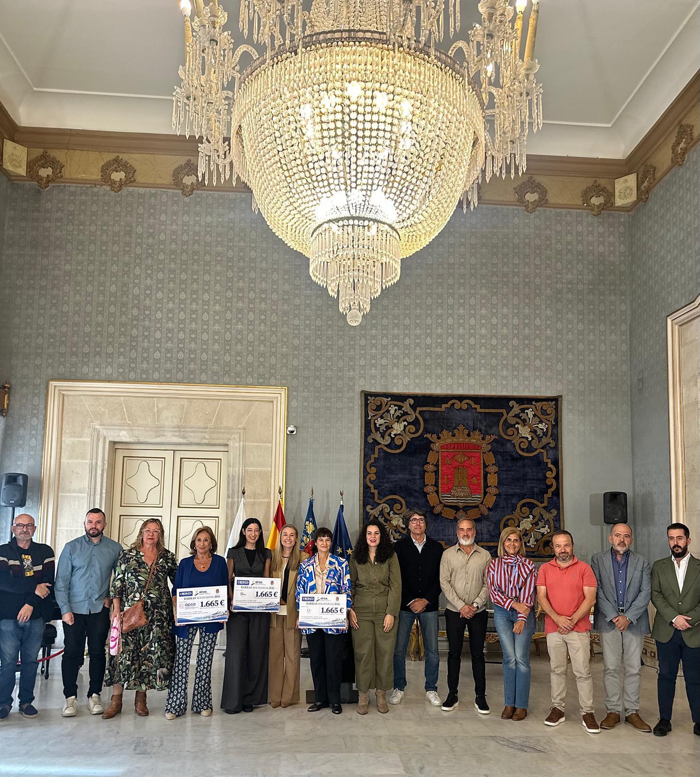 Alicante otorga cheques a tres entidades sociales por las barras solidarias