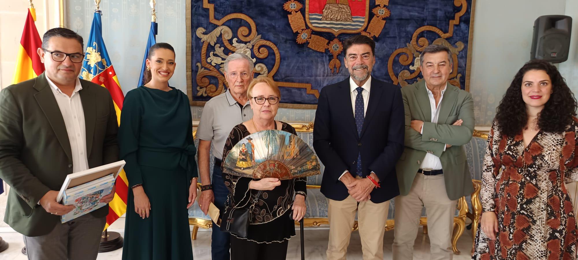 Alicante da la bienvenida a la hija de Amparito Quereda, primera Bellea del Foc de la historia
