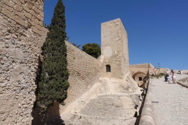 El Ayuntamiento inicia la licitación de las obras del Albacar d'Enmig en el Castillo de Santa Bárbara