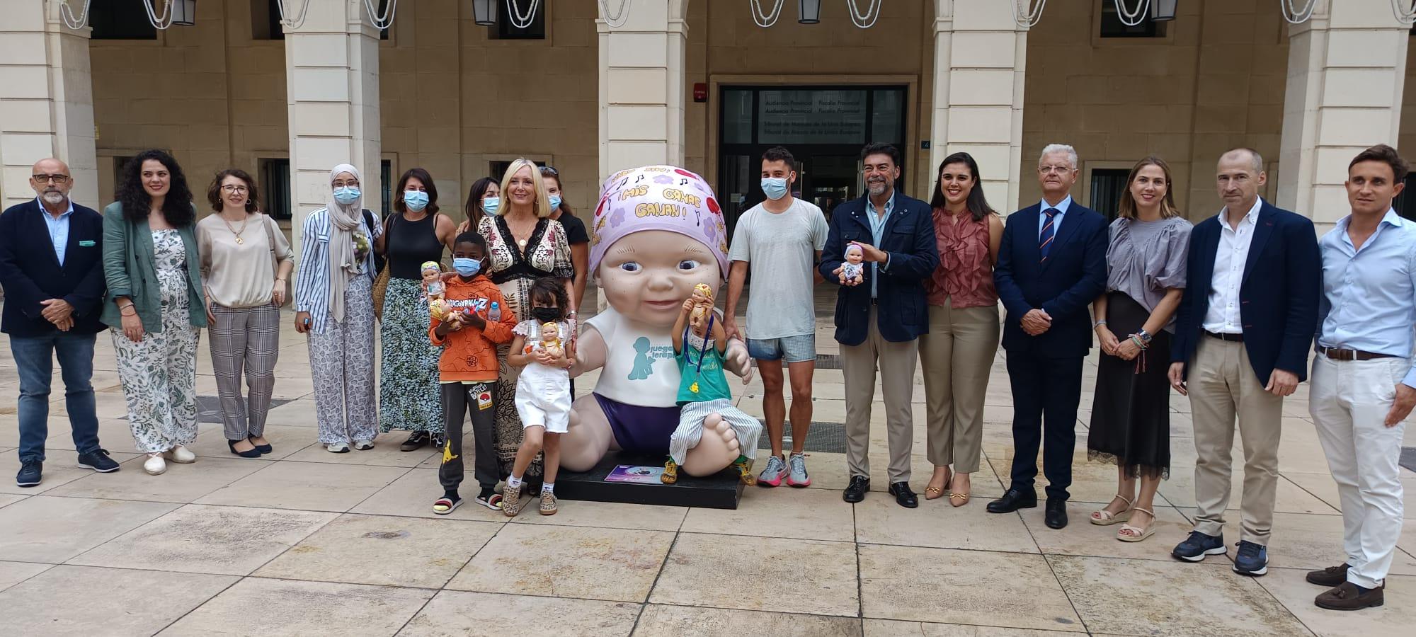 La exposición 'Baby Pelones' en Alicante: una muestra de solidaridad con los niños con cáncer