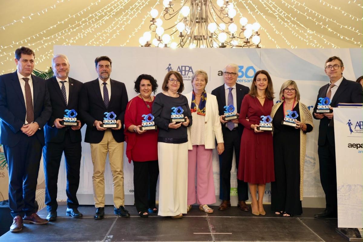 Alicante recibe un reconocimiento por 30 años de colaboración de la Asociación de Empresarias y Directivas