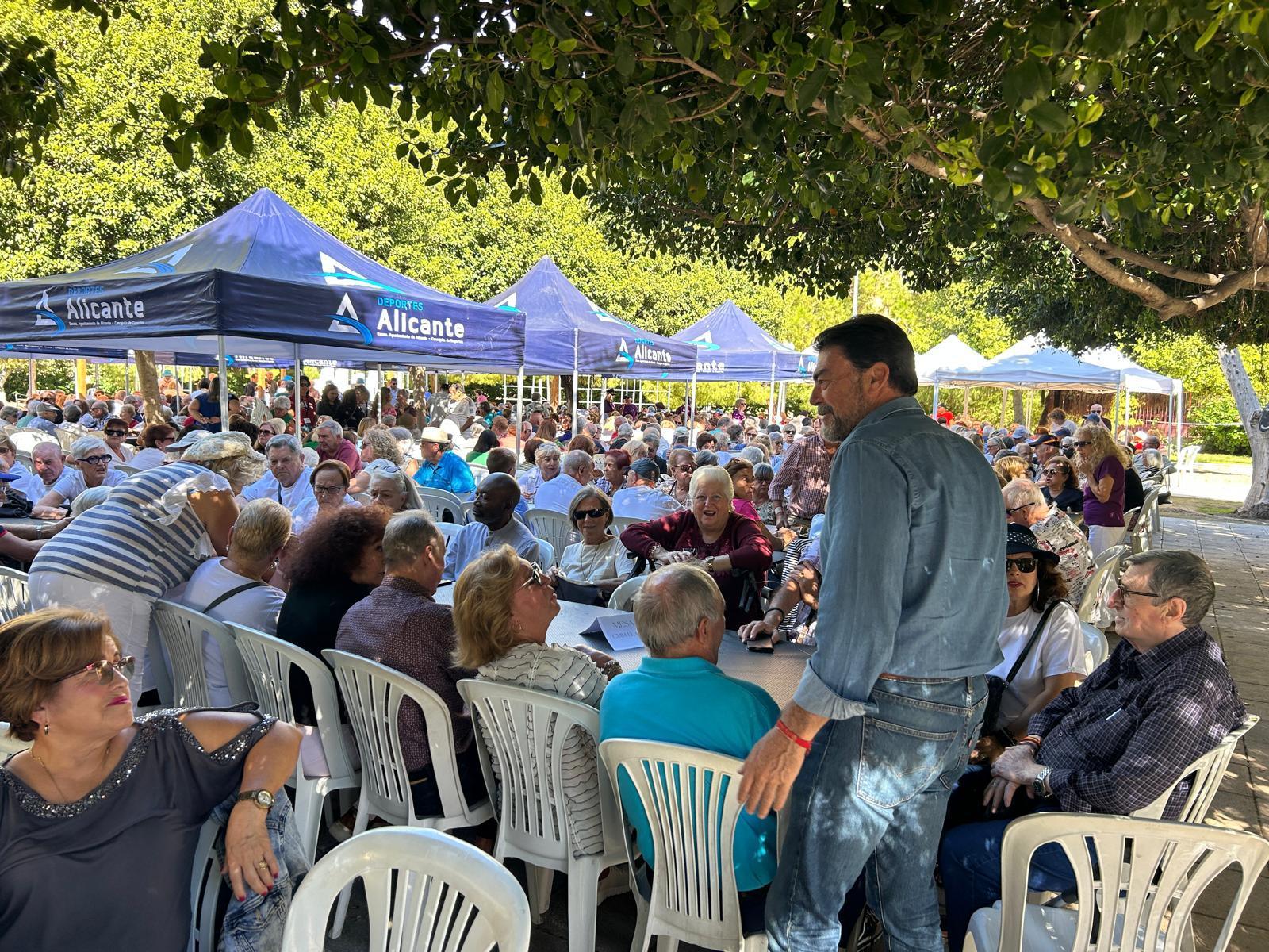 Cerca de 800 mayores participan en una jornada de convivencia en Alicante